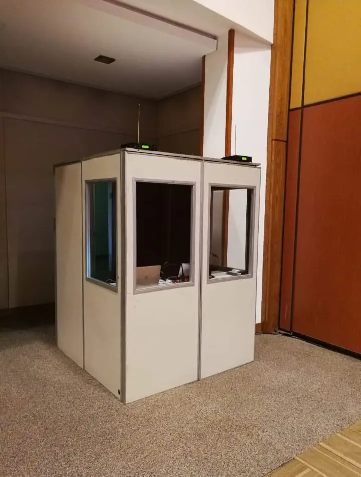 Cabina para traducción simultánea