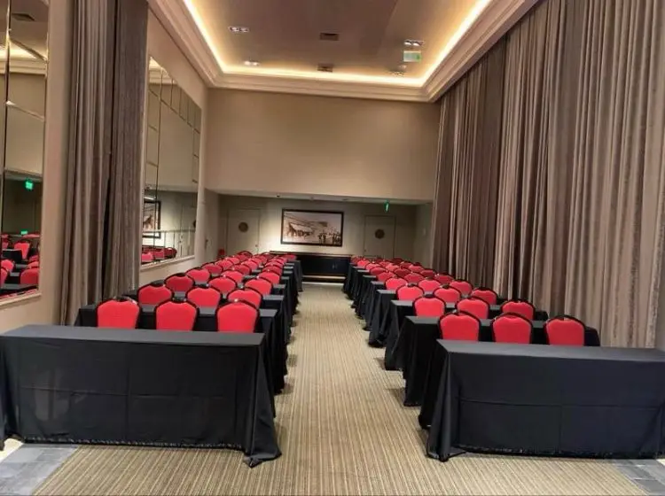 Mesas y sillas para conferencia