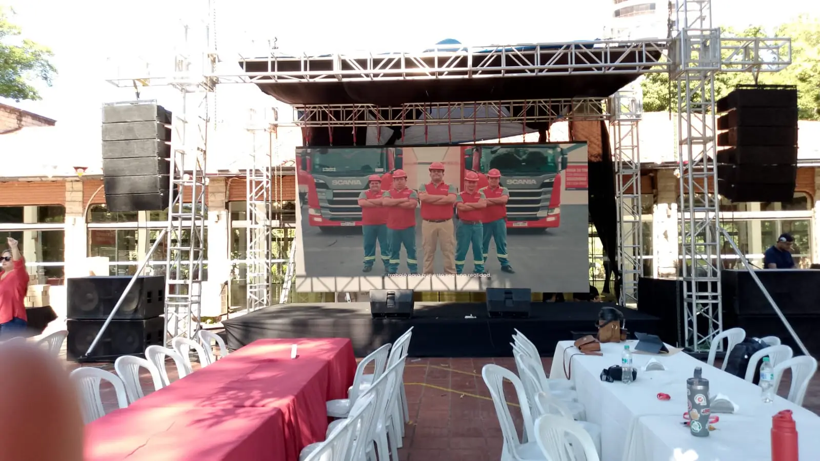 Pantalla outdoor, sonido colgante y tarima