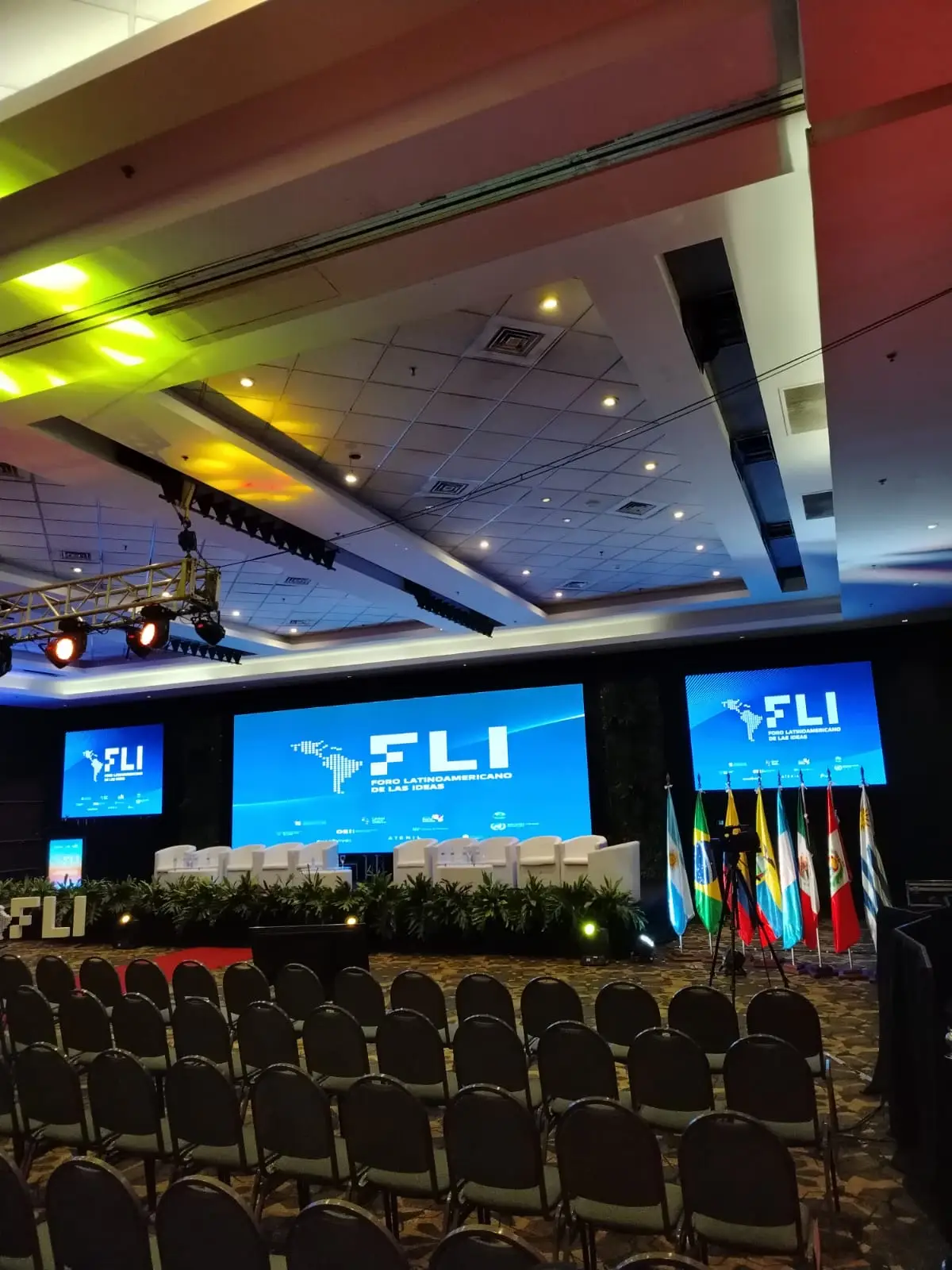 Escenario con luces, pantallas y sonido