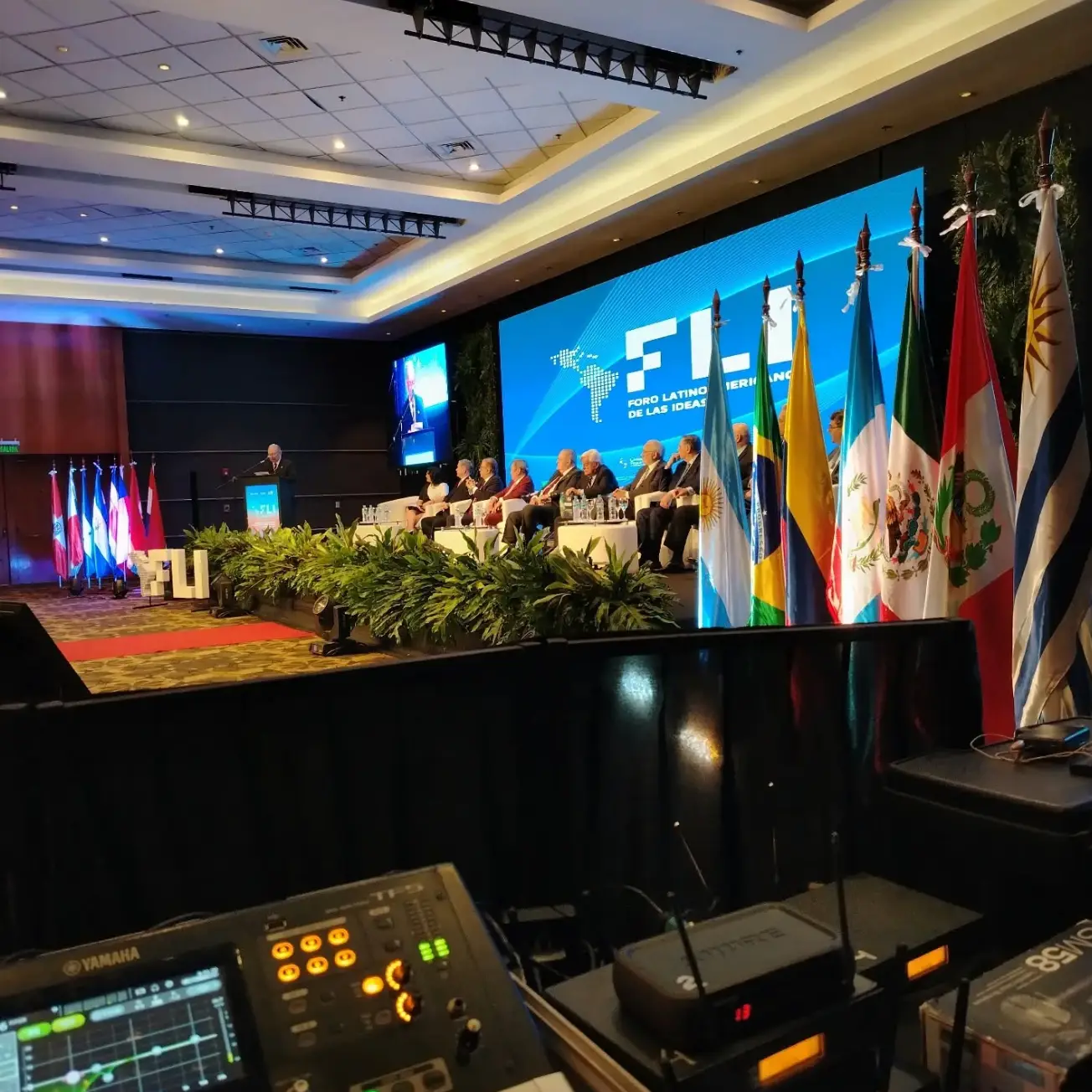 Foro internacional con sonido, pantallas LED y traducción
